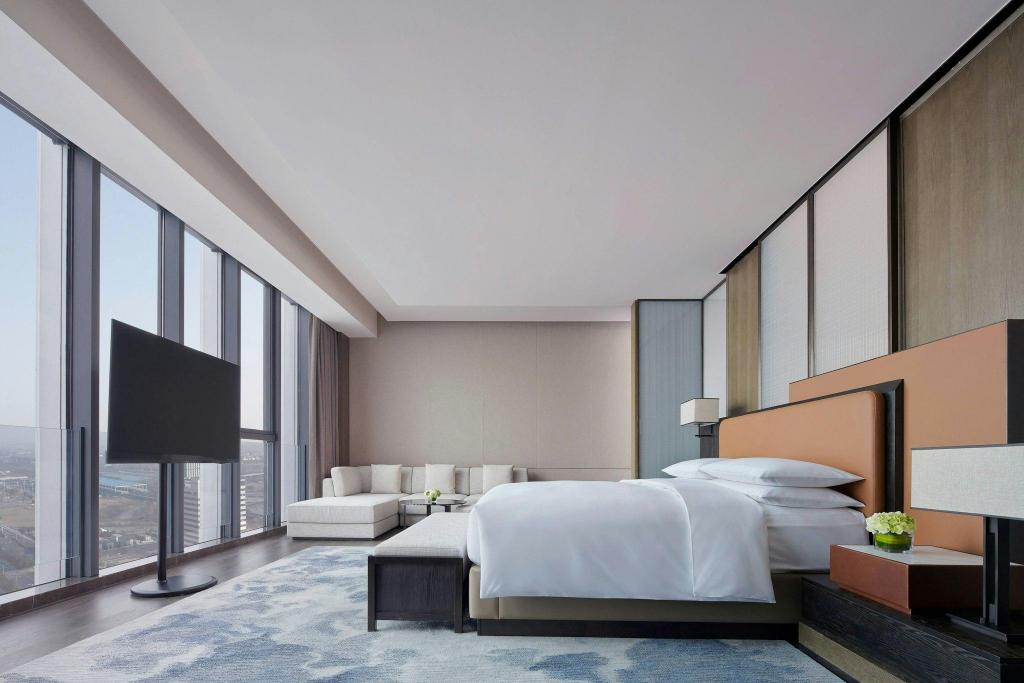 1 Bedroom, Vice President, Suite, King Bed, City View, Club Lounge Access, High Floor