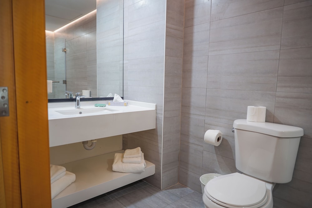 Luxury, Single, Queen Bed, Galaxy Hotel 2/2