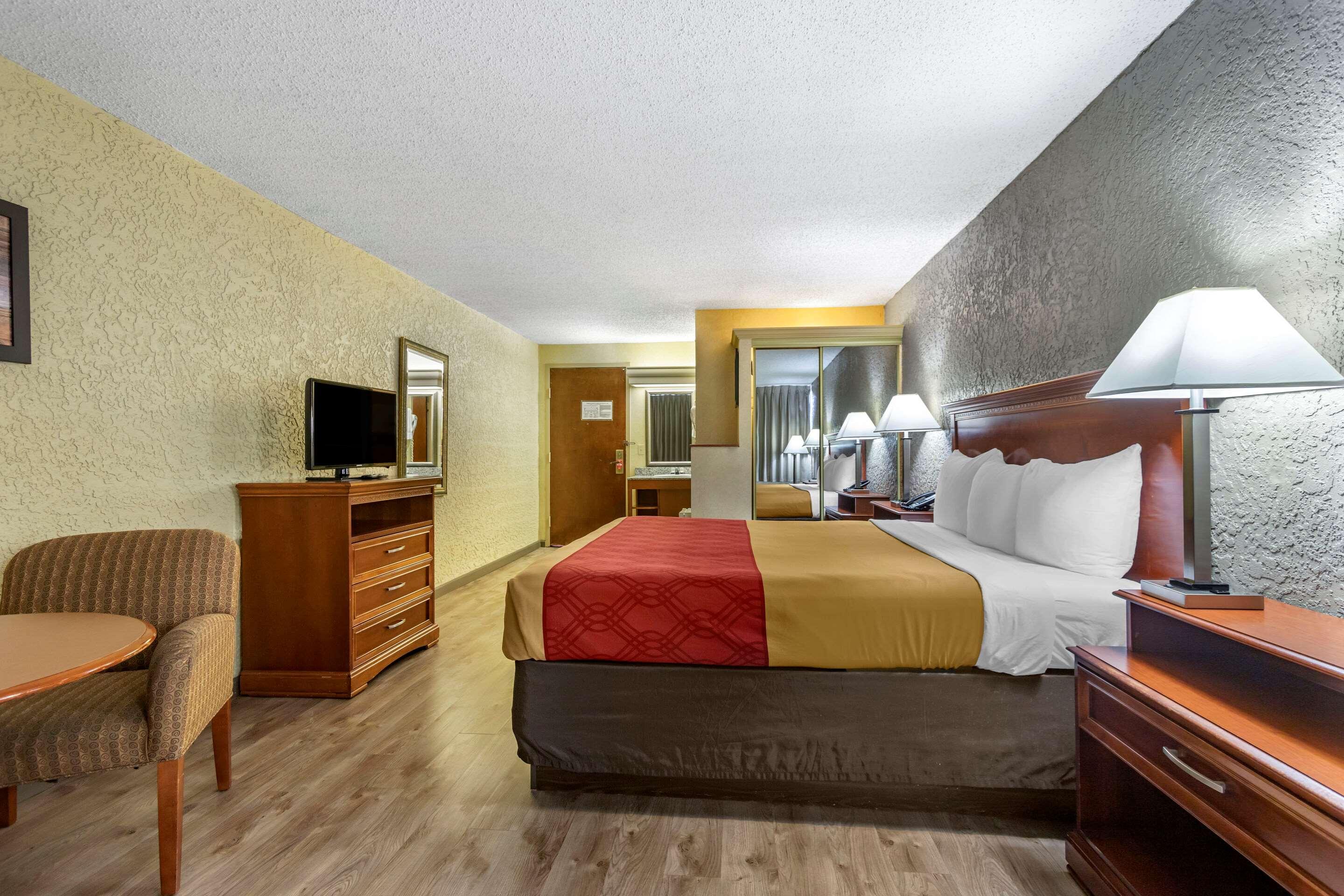 Room, King Bed, Econo Lodge Broken Arrow 3/3