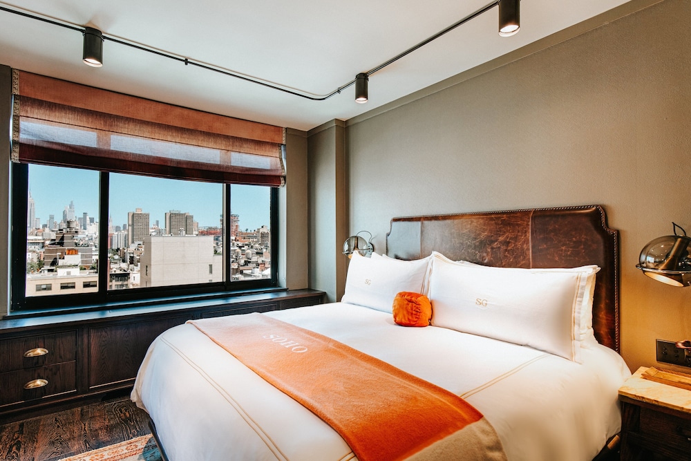 DELUXE, KING BED