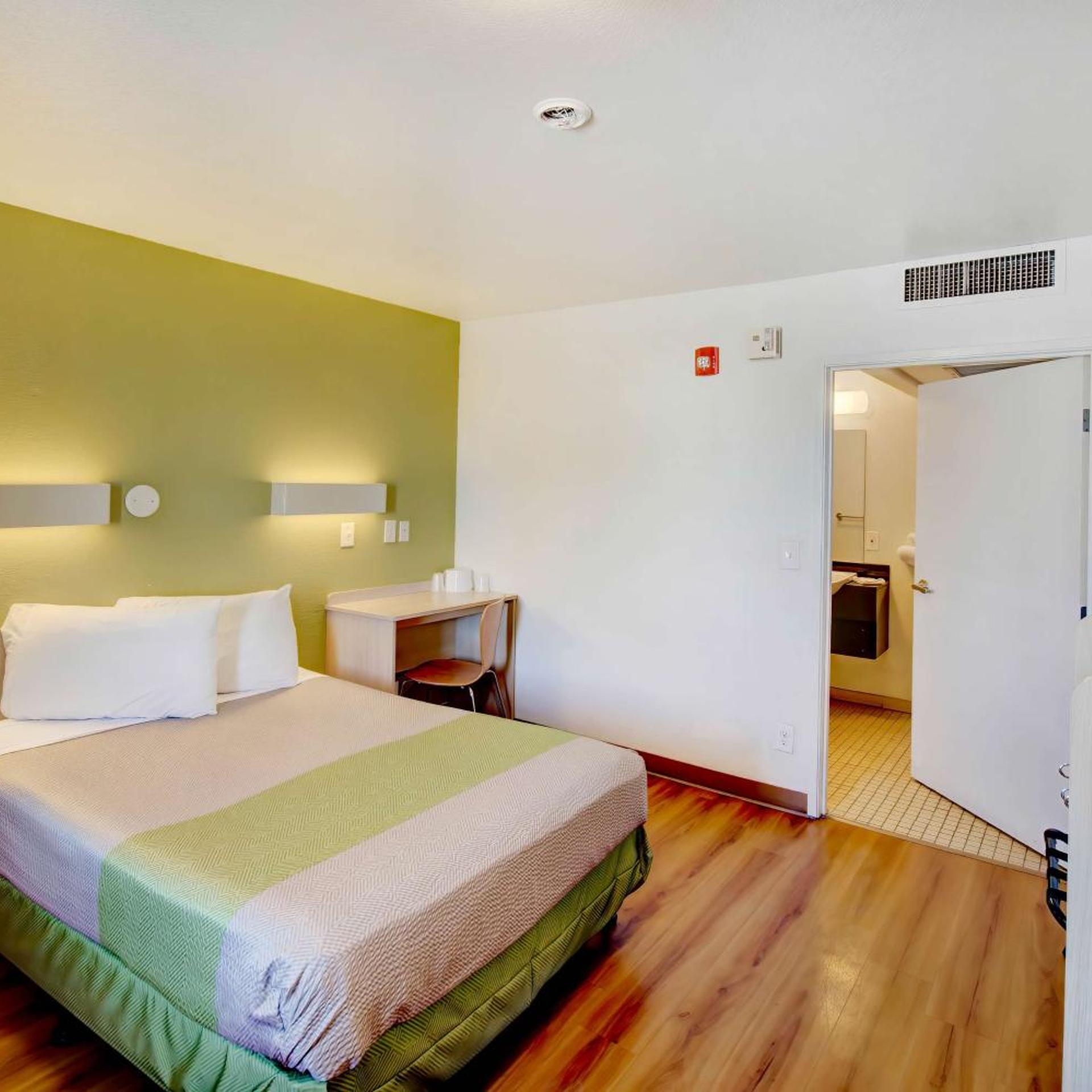 1 Queen Bed