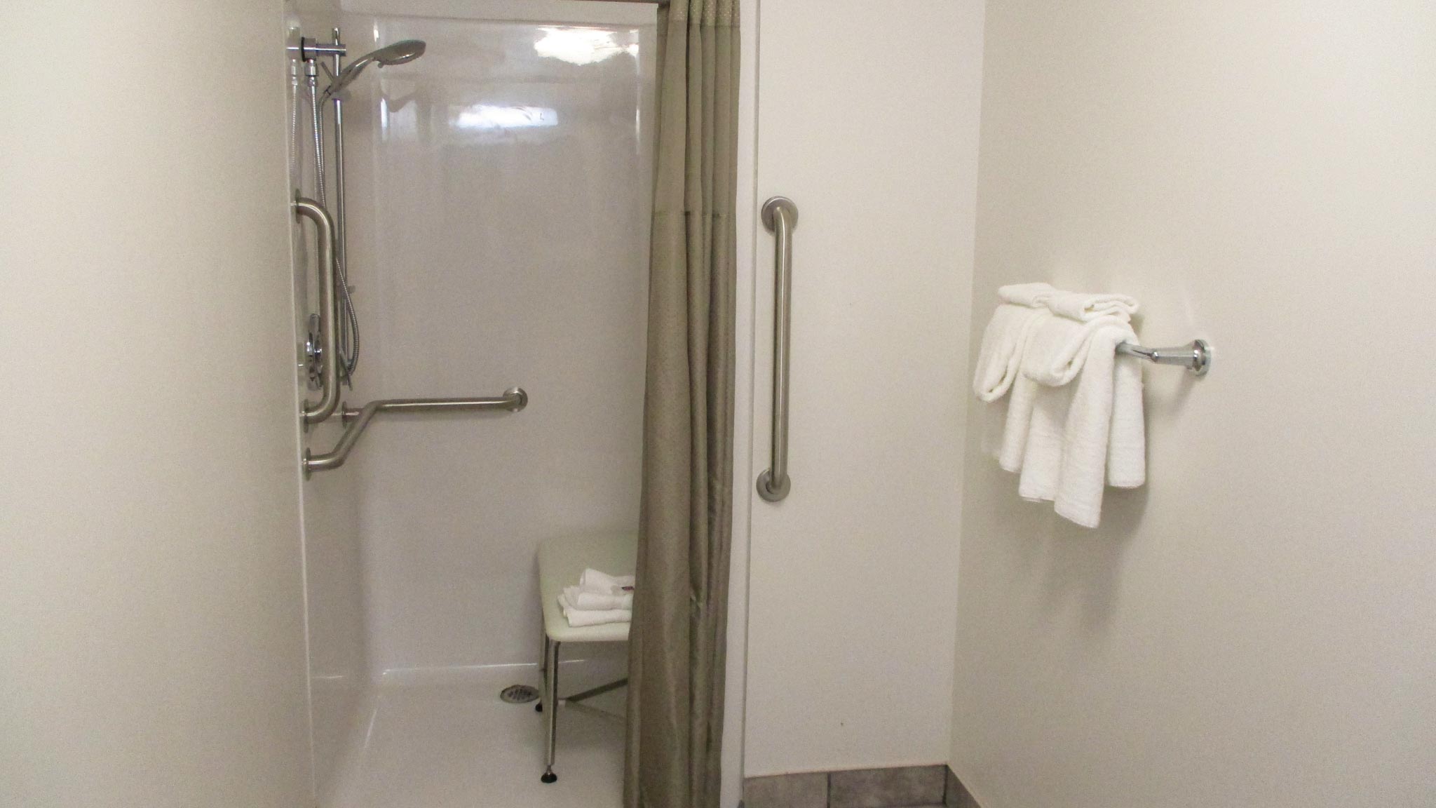 غرفة بسرير كوين للمدخنين، Motel6 North Olmsted, OH - Cleveland 5/6