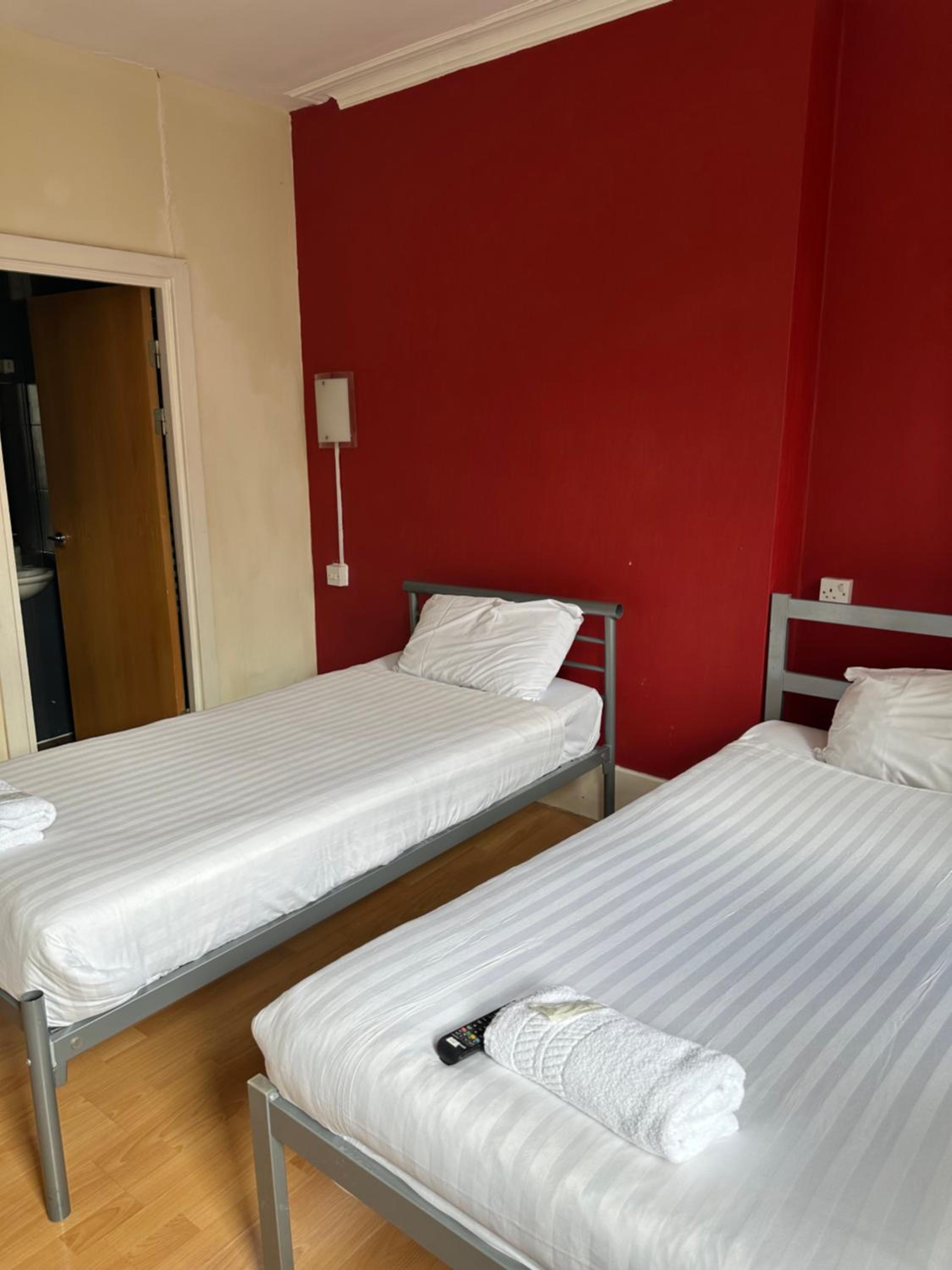 ROOM, TWIN BEDS, PRIVATE BATHROOM