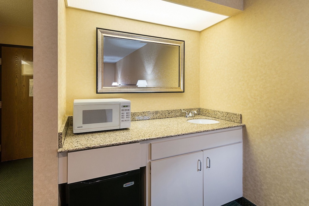Quality Inn Parkersburg North Vienna 16/31