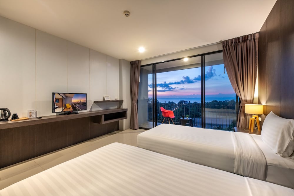 DELUXE, DOUBLE OR TWIN BED