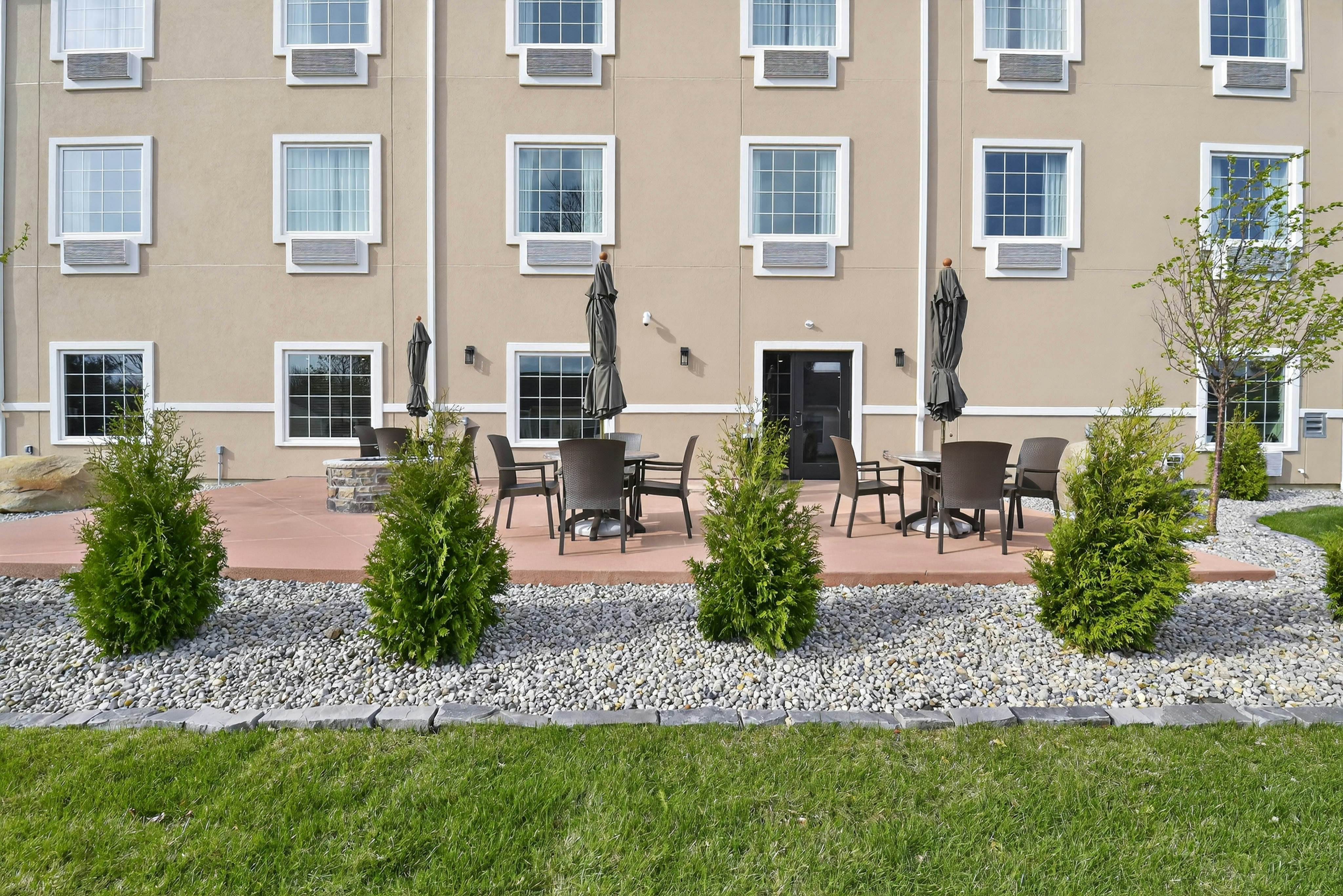 Cobblestone Hotel & Suites - Eaton, OH 46/50