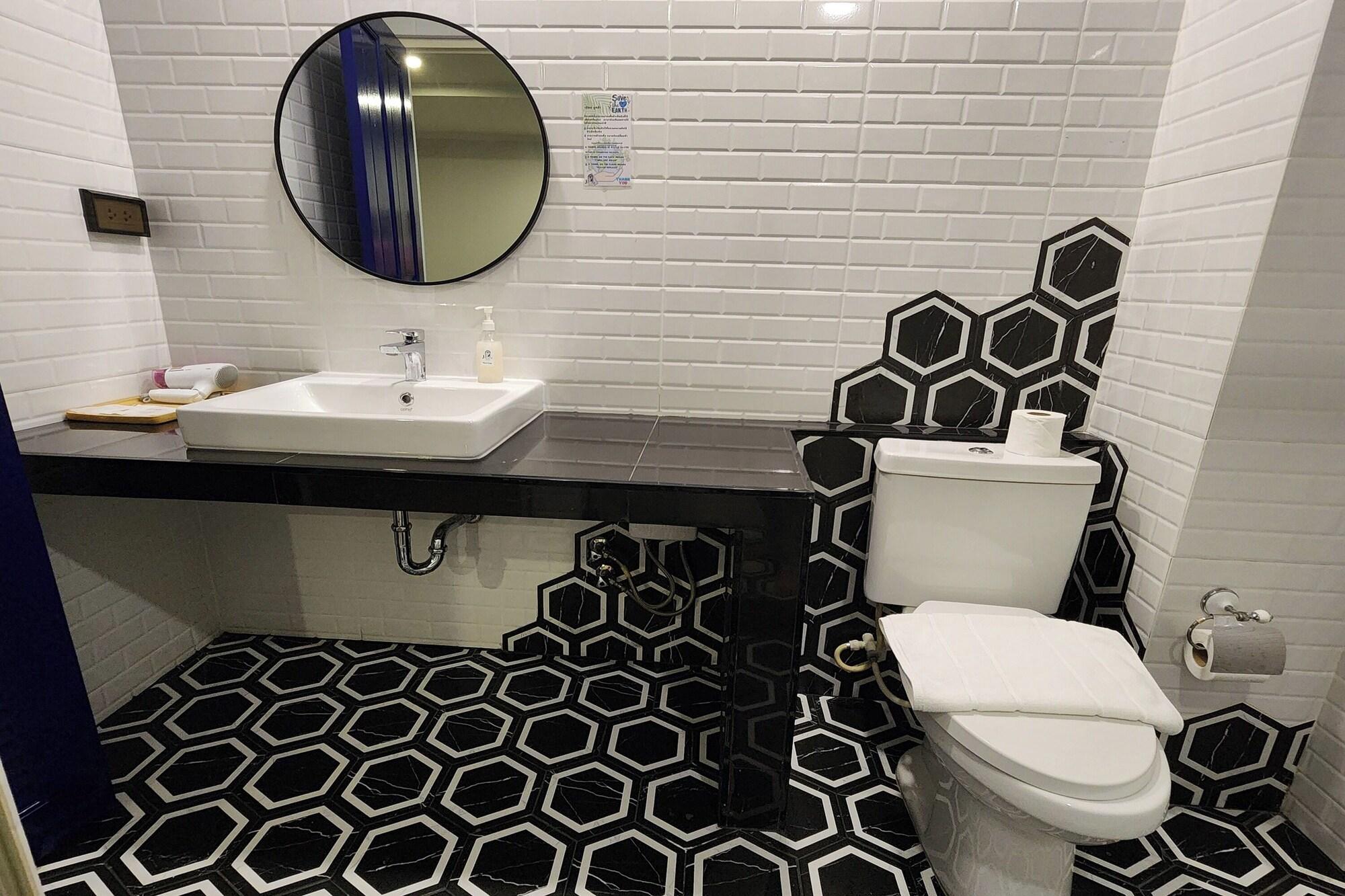 J Place Hotel by ZUZU 50/50