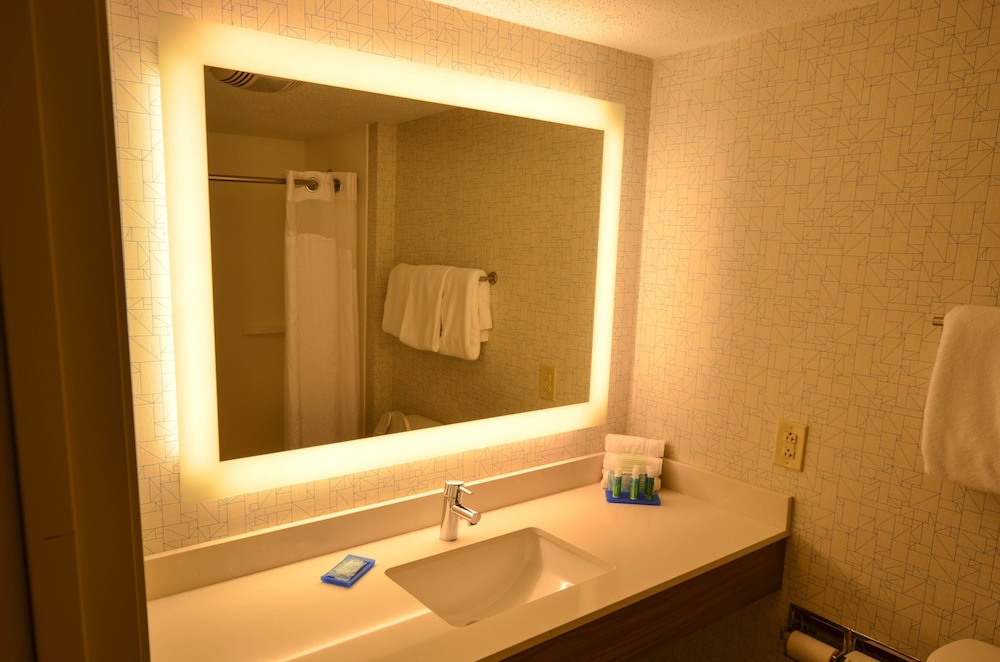 Holiday Inn Express Pittsburgh-Bridgeville 16/42