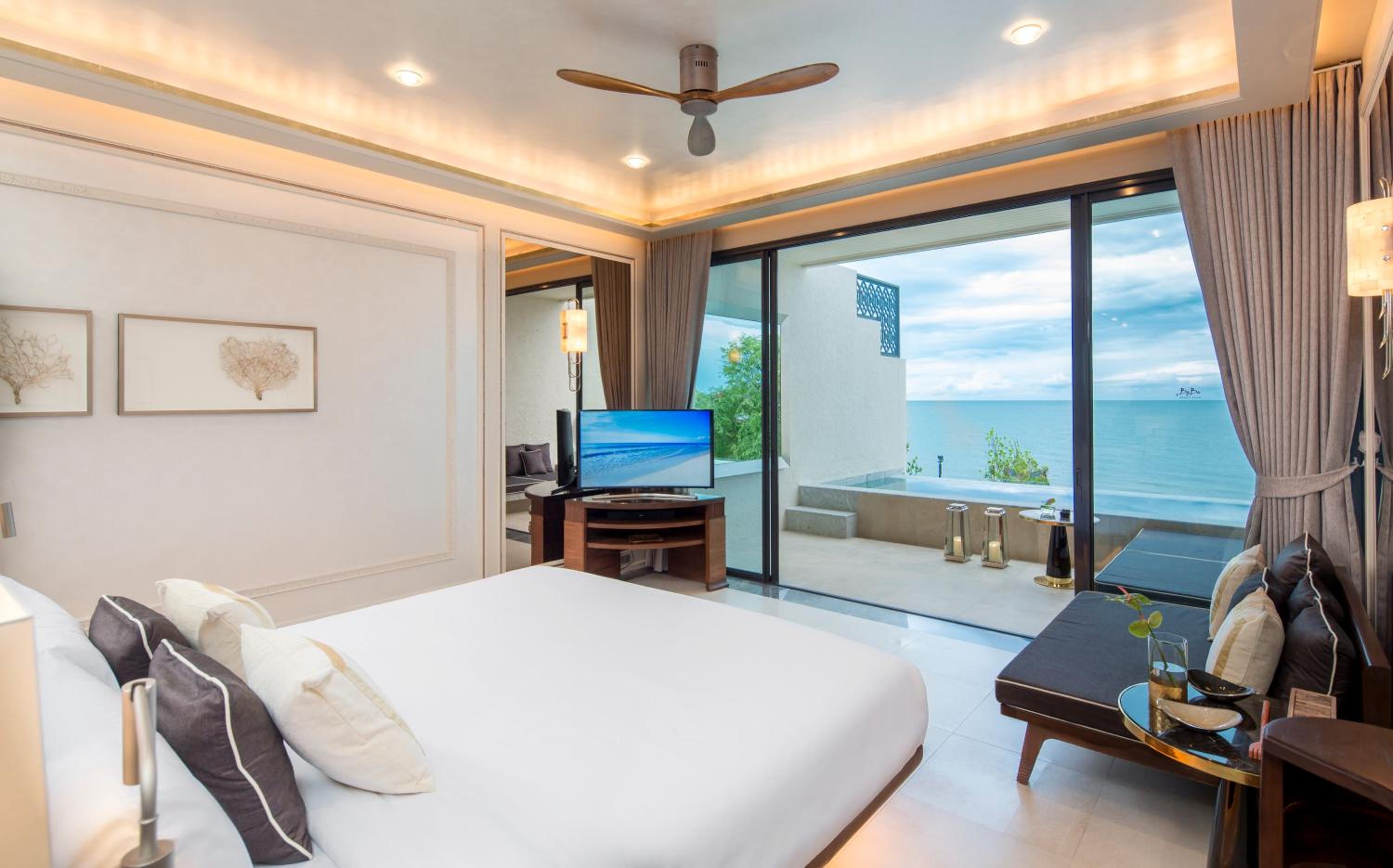 Pool, Club, Suite, King Bed, Beach Front