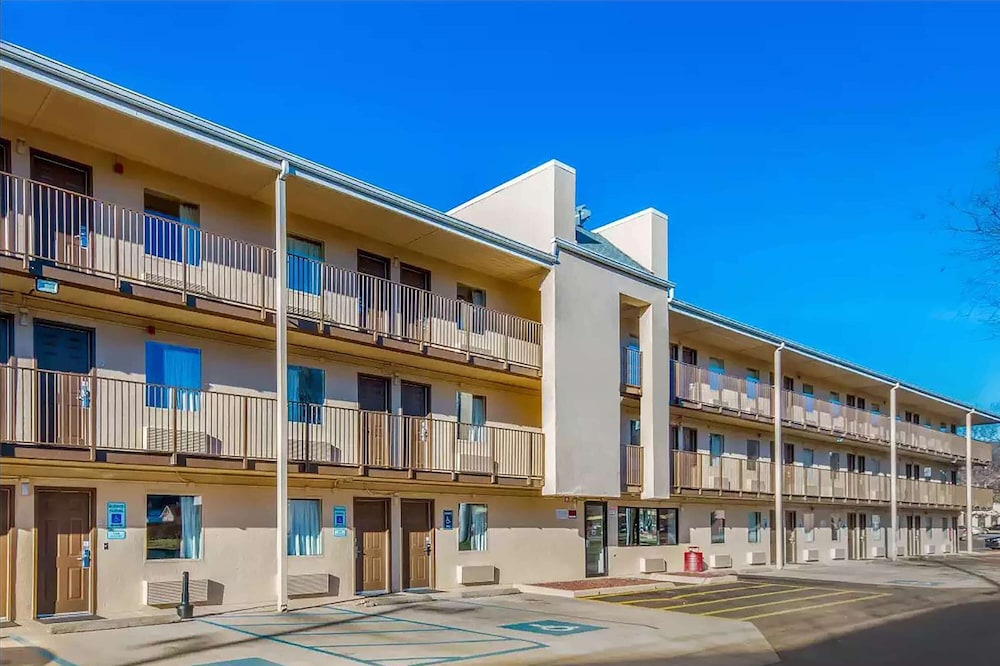 Days Inn by Wyndham Charleston WV 1/33