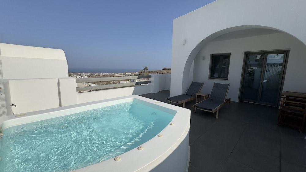 Amphitrite Suites Santorini 46/68