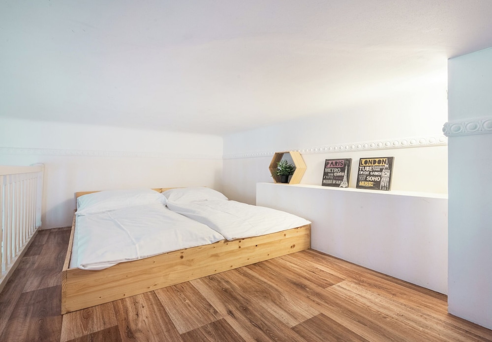 2 Bedrooms, Design, Apartment, 5 Beds, Bunk Bed, Sofa، Hybernska Apartments 2/10