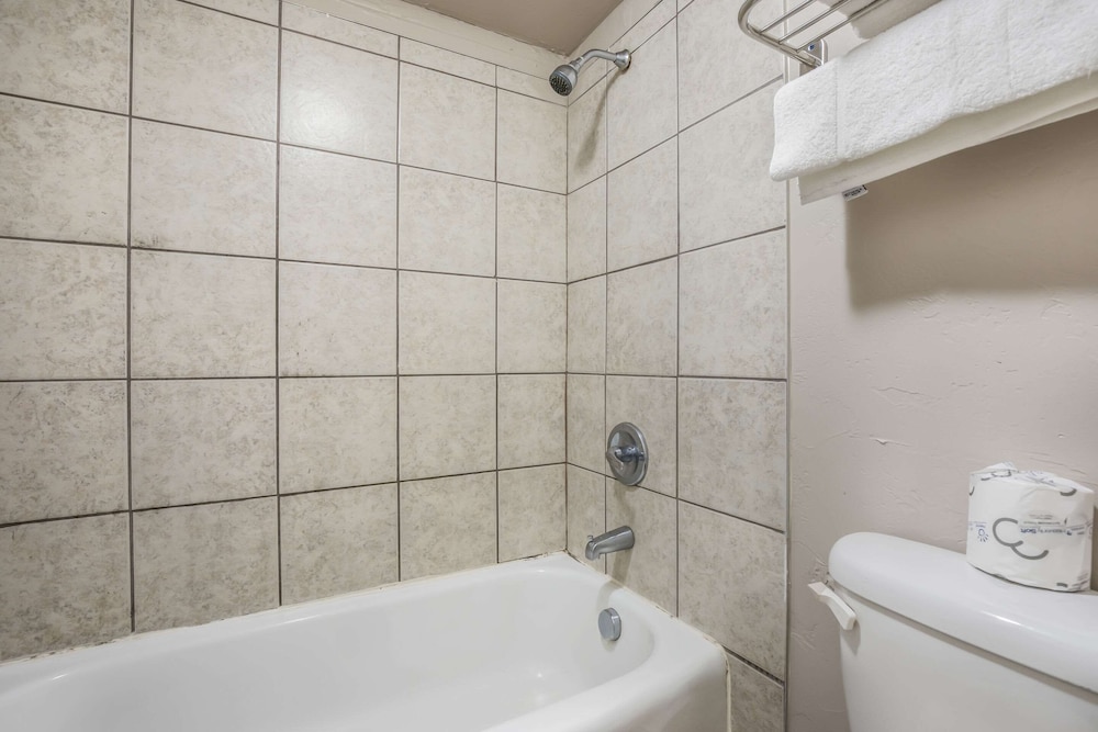 Econo Lodge Neenah 20/43