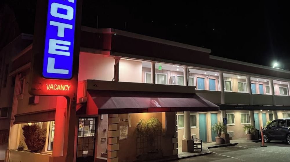 Town House Motel 4/46