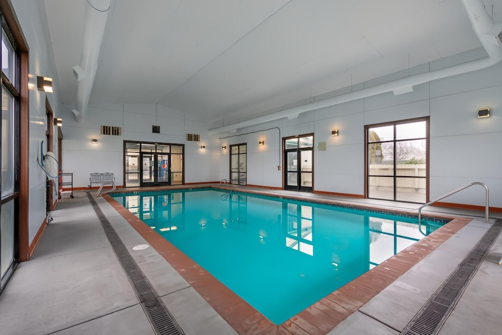 Rogue Regency Inn and Suites 39/80