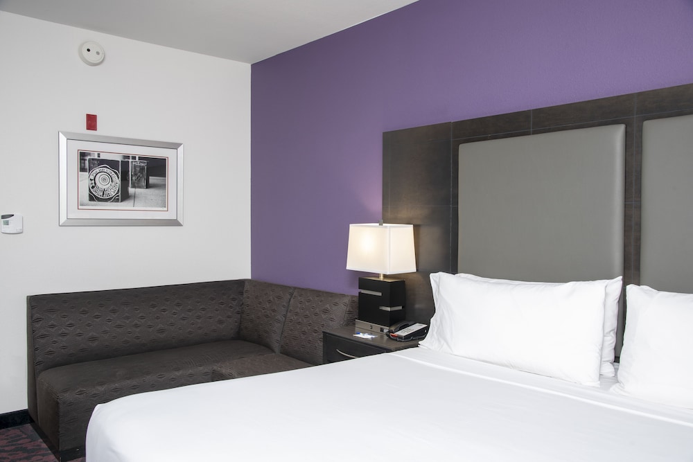 Holiday Inn Express Hotel Suites Columbus Polaris Parkway 18/77
