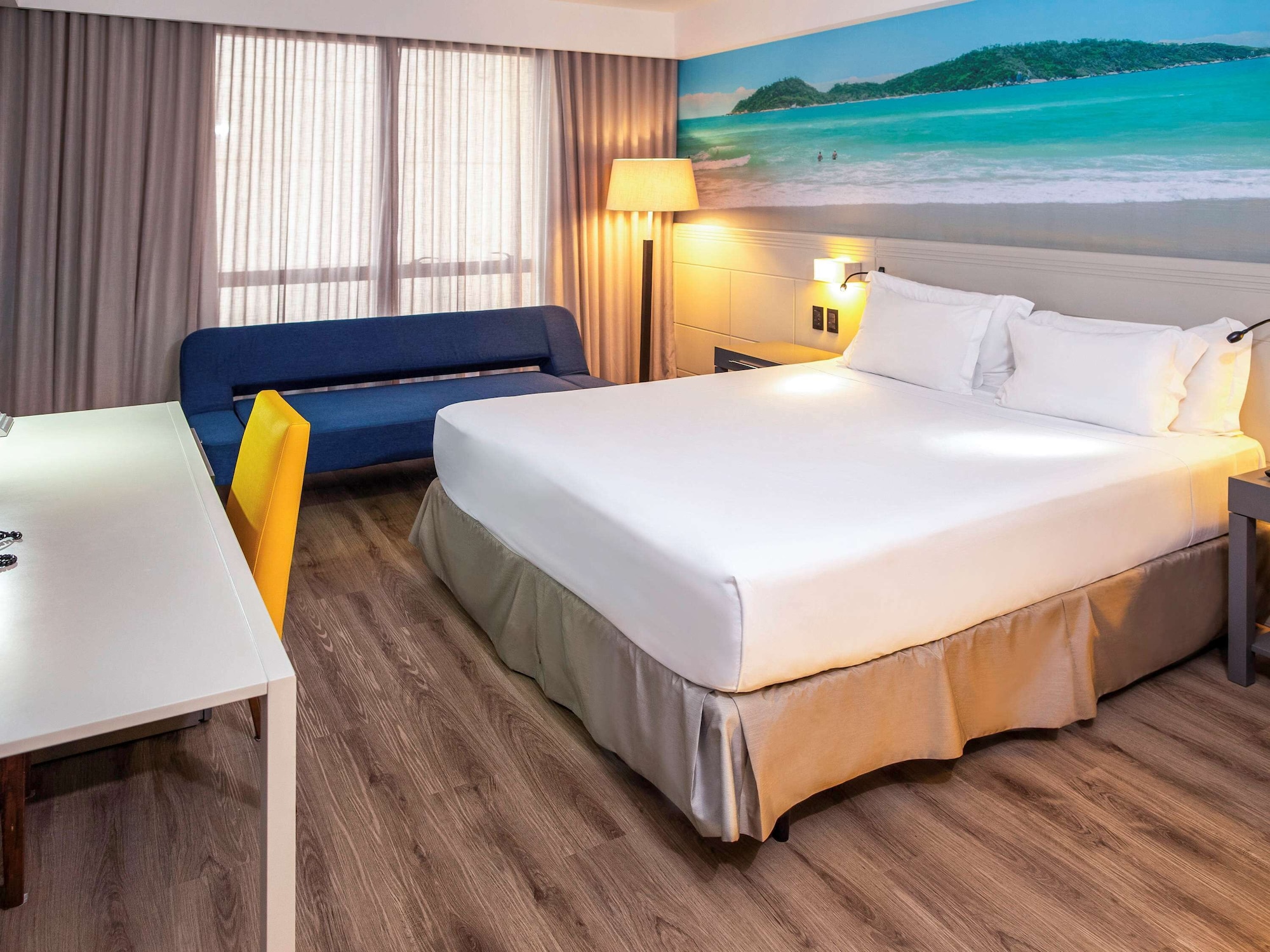 STANDARD, KING BED, SOFA