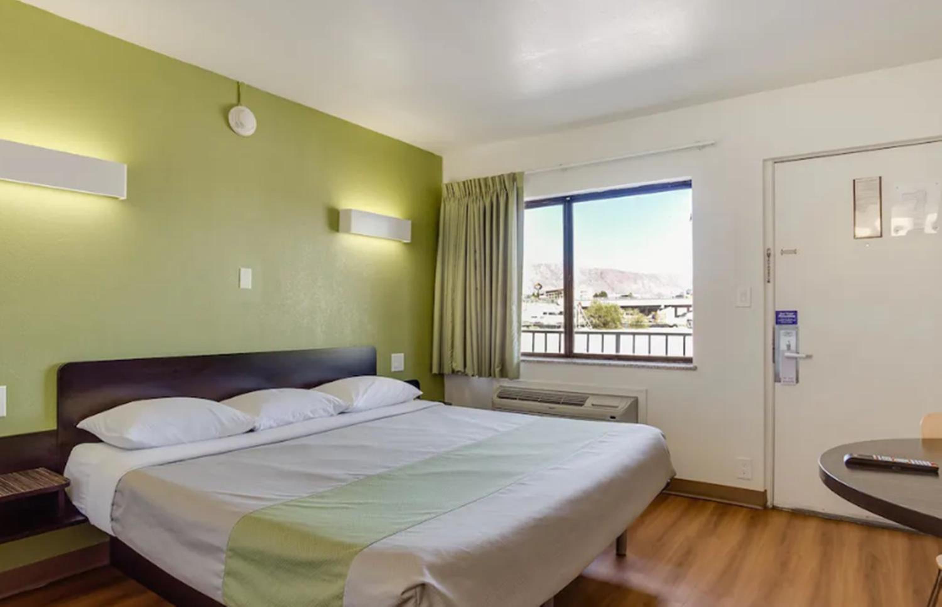 1 KING BED - MOBILITY ACCESS RI SHWR NSMK