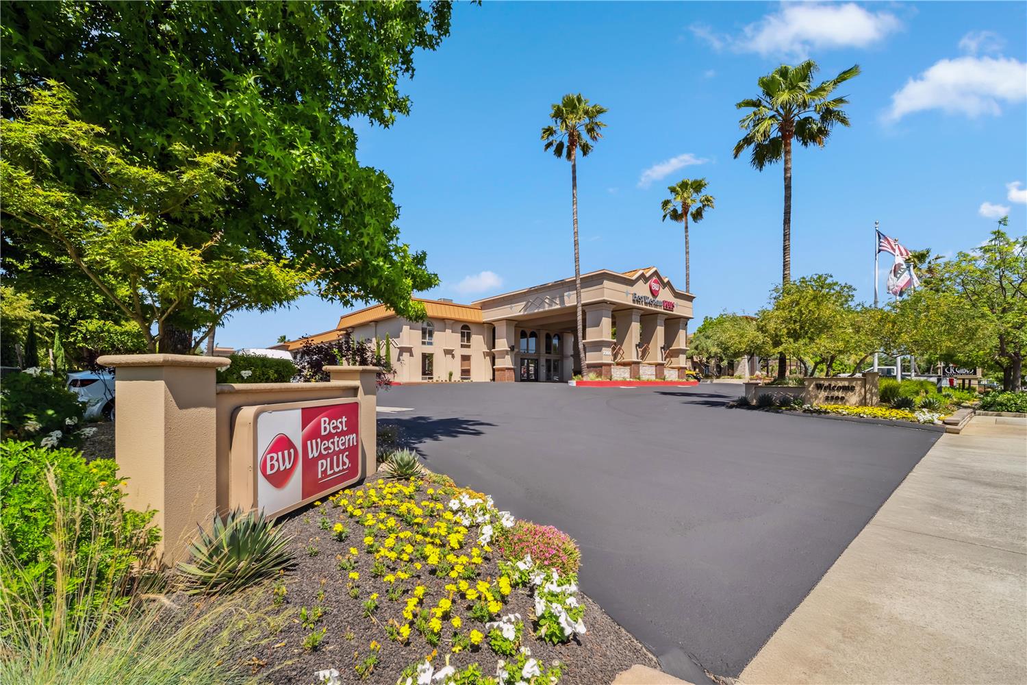 Best Western Plus Hilltop Inn 52/52