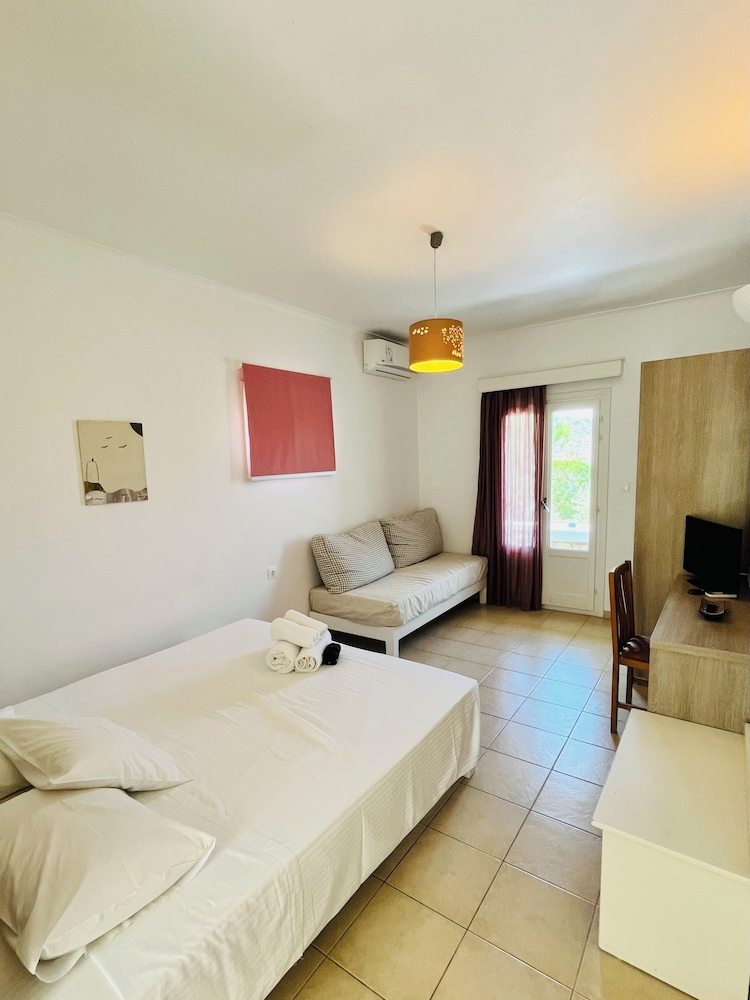 DELUXE, DOUBLE BED, SOFA