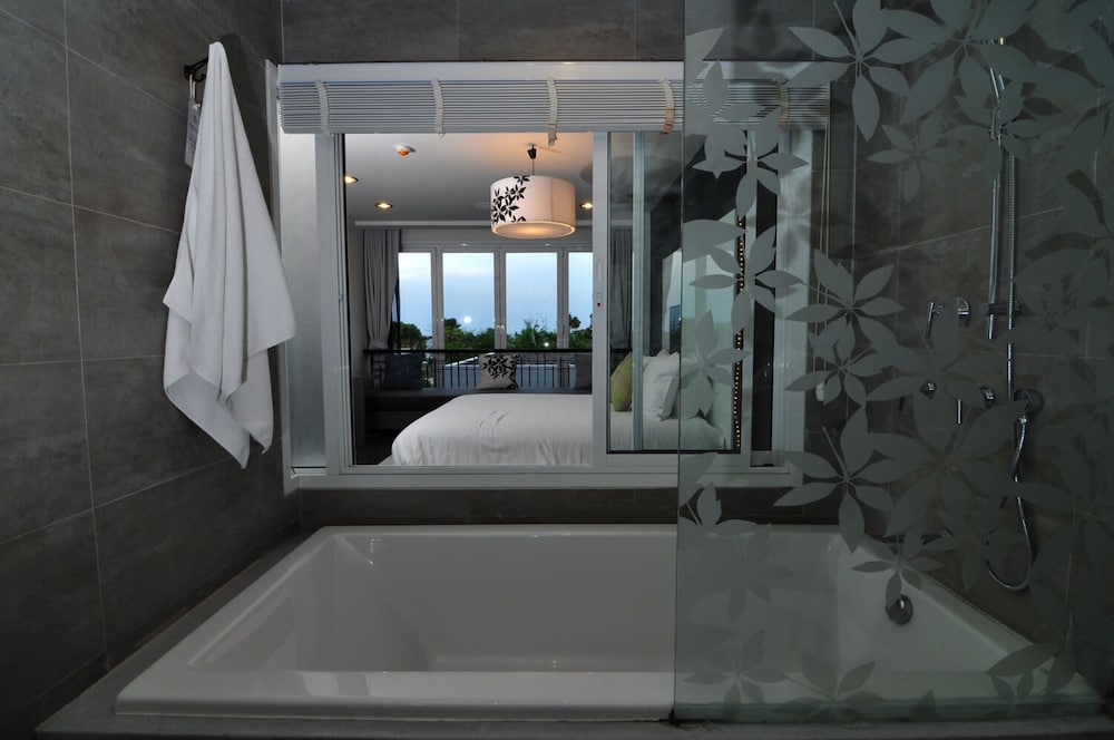 غرفة بإطلالة جزئية على البحر مع أريكة، CHER RESORT 5/5