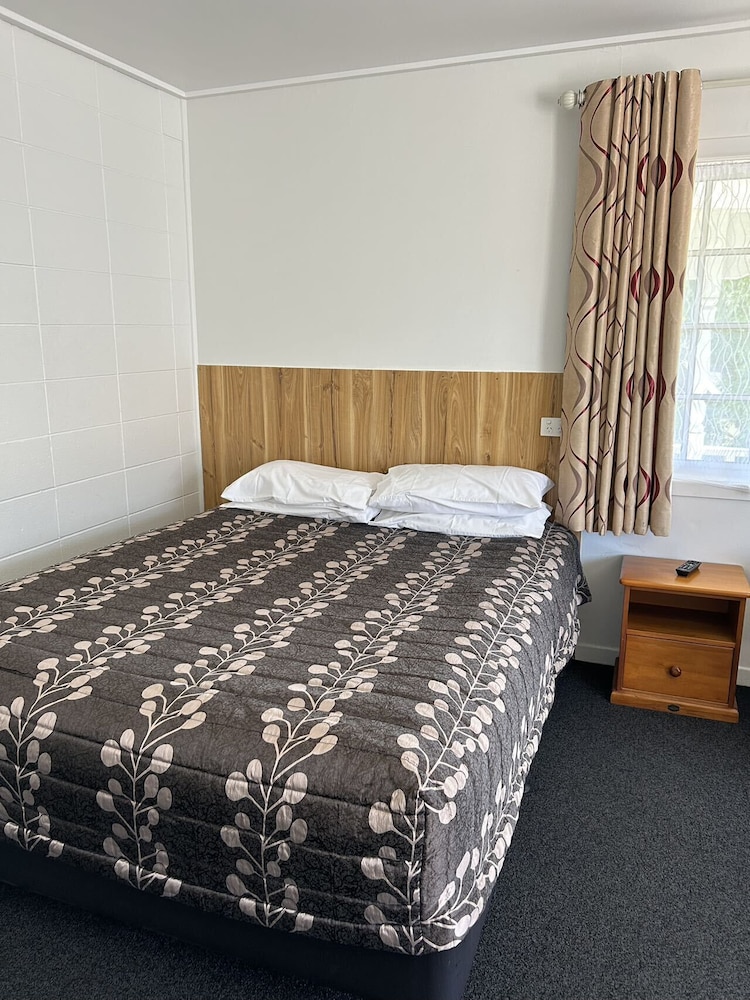 STUDIO, QUEEN BED