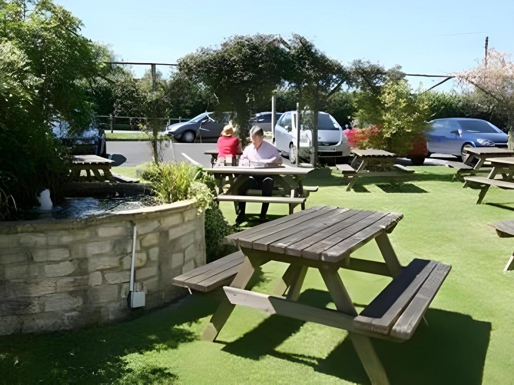 The Bolingbroke Hotel 33/35
