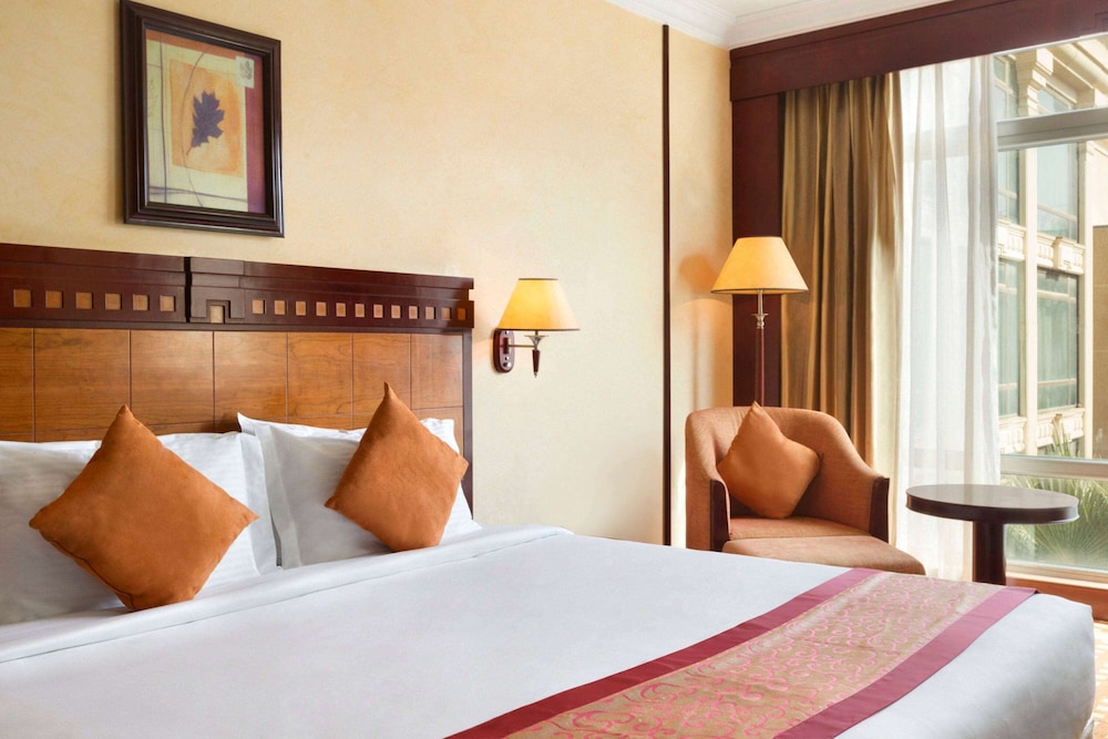 ELITE, BUSINESS, SUITE, KING BED, POOL VIEW, SMOKING