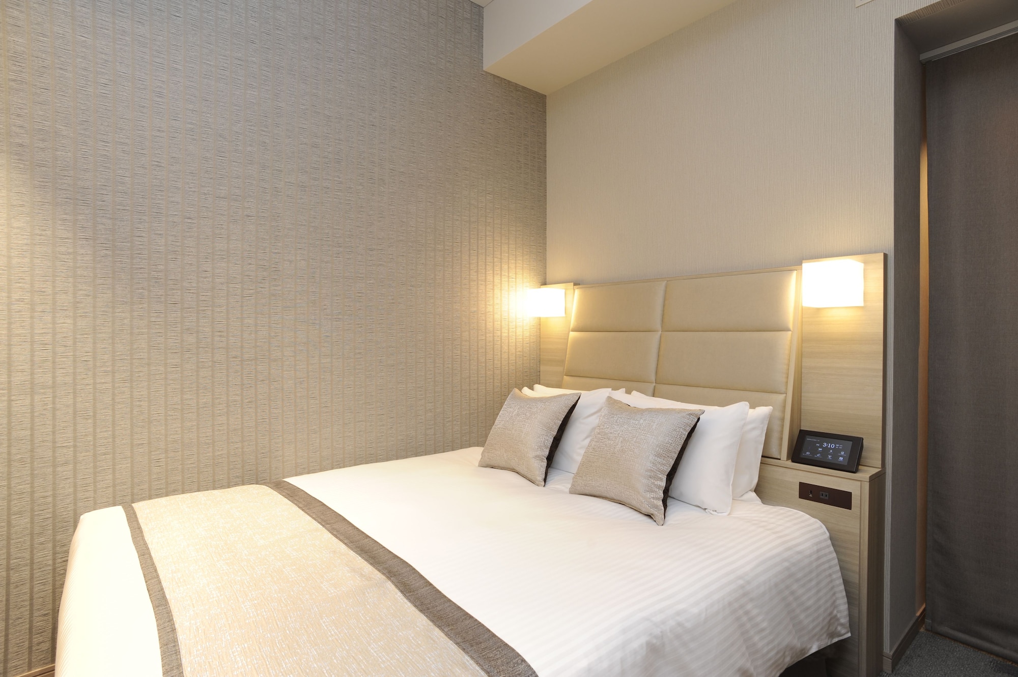 ROOM, DOUBLE BED, SMOKING