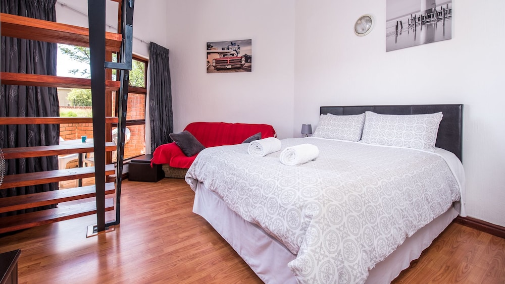 JoziStay Savannah Lodge Apartments - Honeydew 6/25