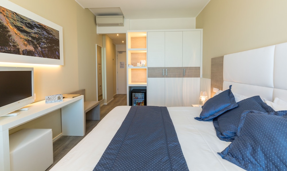 غرفة رومانسية بسرير كينج بإطلالة على البحر بغرفة نوم واحدة، Hotel Aurora 4/7