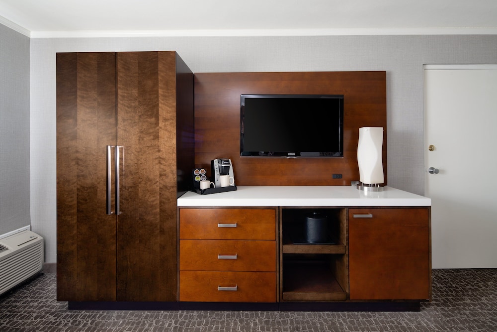 Holiday Inn Long Beach Airport 59/69