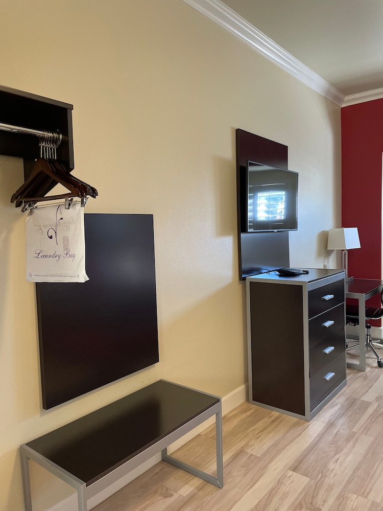 Gateway Inn and Suites Hotel 33/46