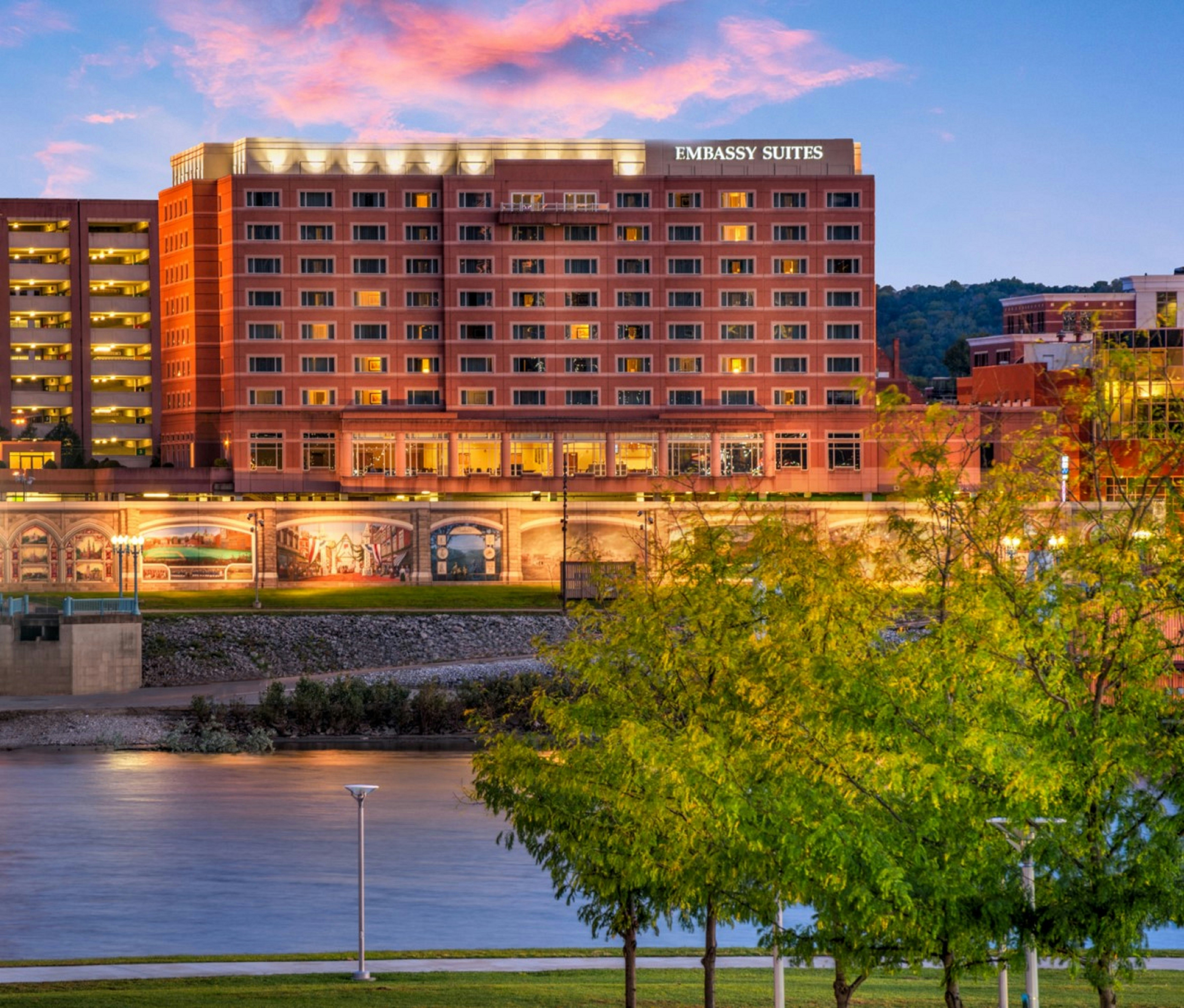 Embassy Suites By Hilton Cincinnati Rivercenter 52/53