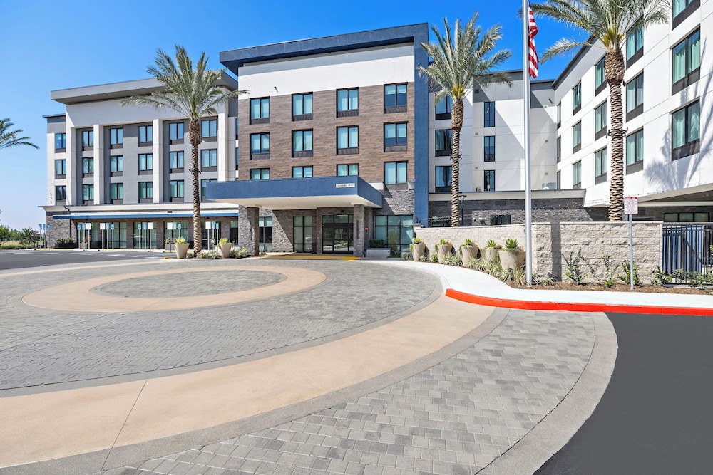 Hampton Inn by Hilton Ontario Airport 30/36