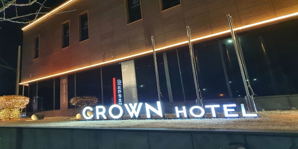 Crown Hotel 5/34