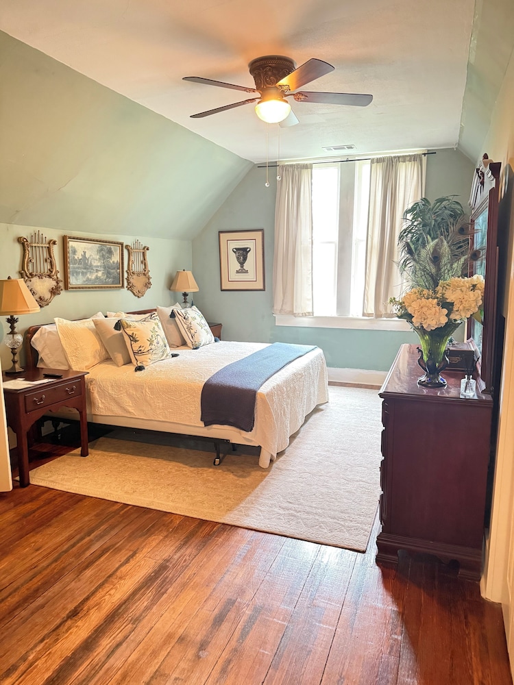 Peacock, Suite, King and Queen Bed, Sofa