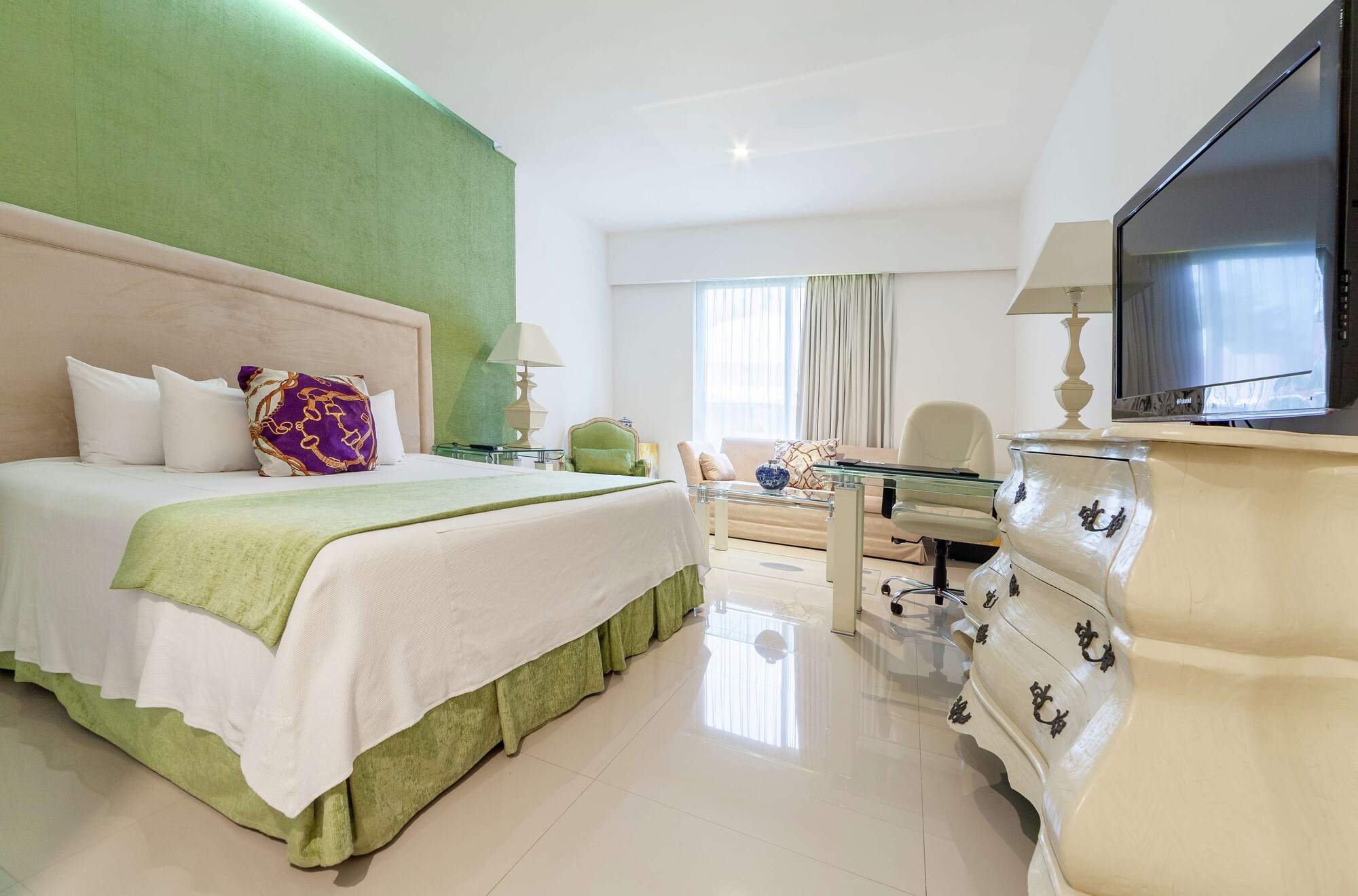 GOVERNOR, SUITE, KING BED