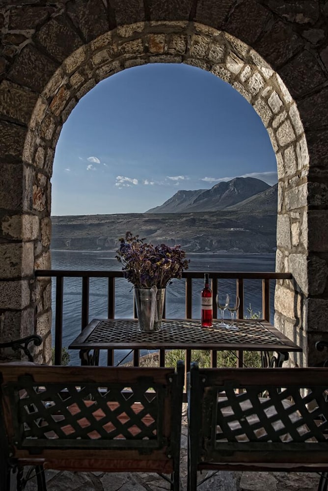 Limeni Village Hotel 32/37