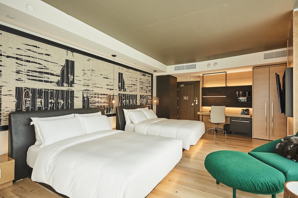 PREMIER, 2 QUEEN BEDS, CITY VIEW