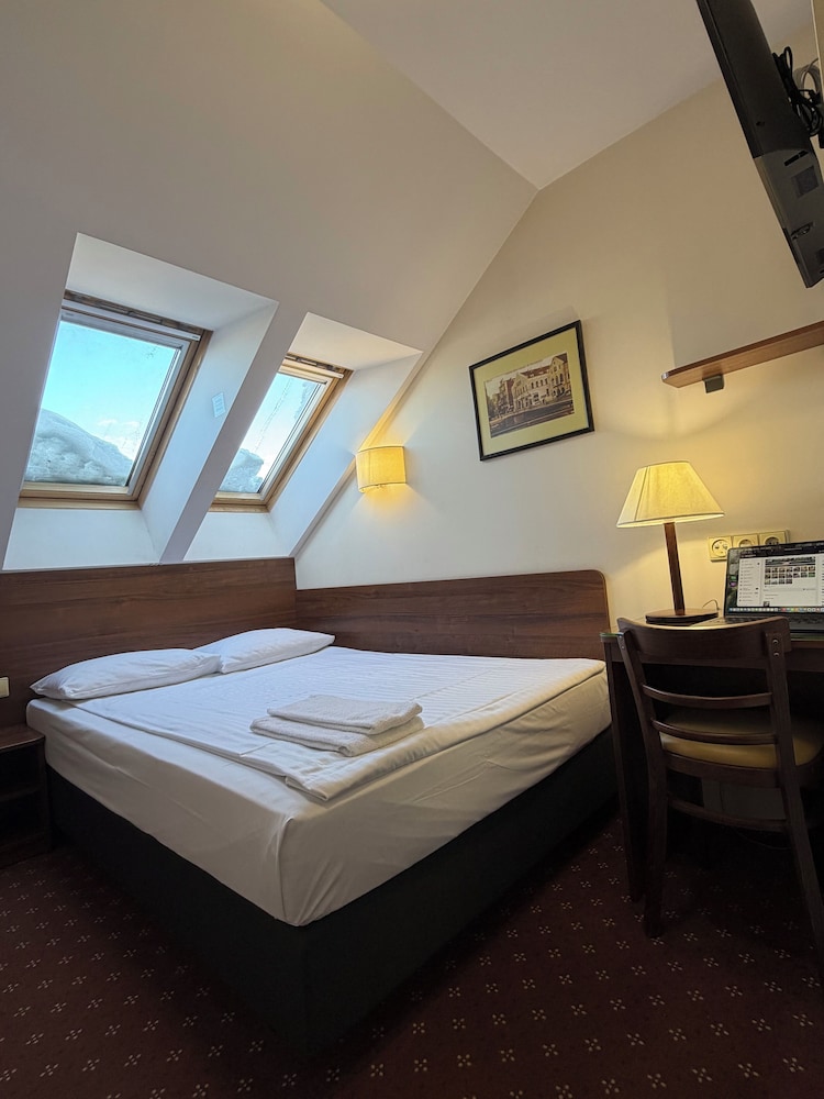 Memel Hotel 27/66