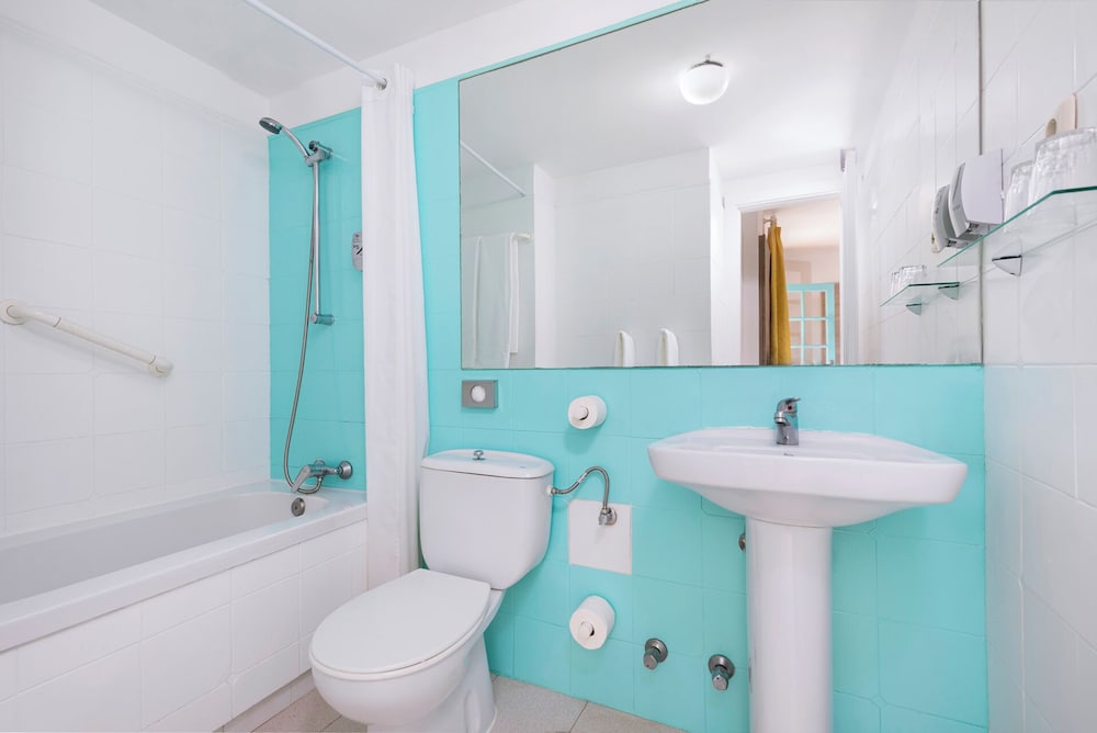غرفة بثلاثة أسرّة بغرفة نوم واحدة
