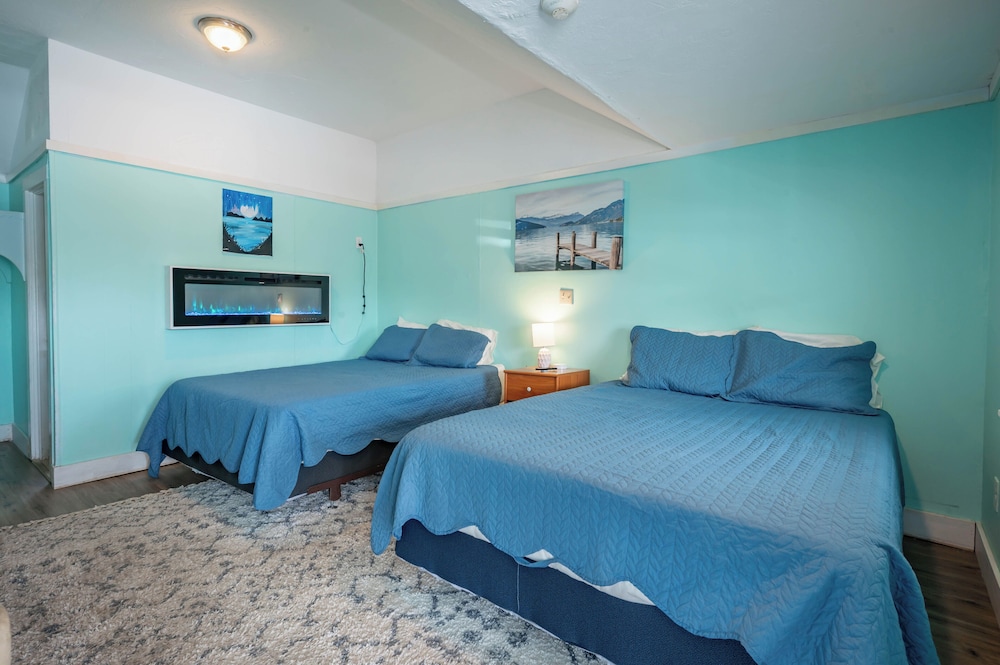 Deluxe, Single, 2 Queen Beds