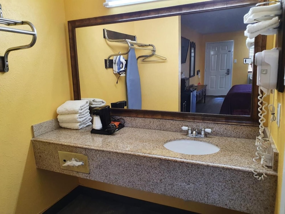 Chaparral Motel 40/57