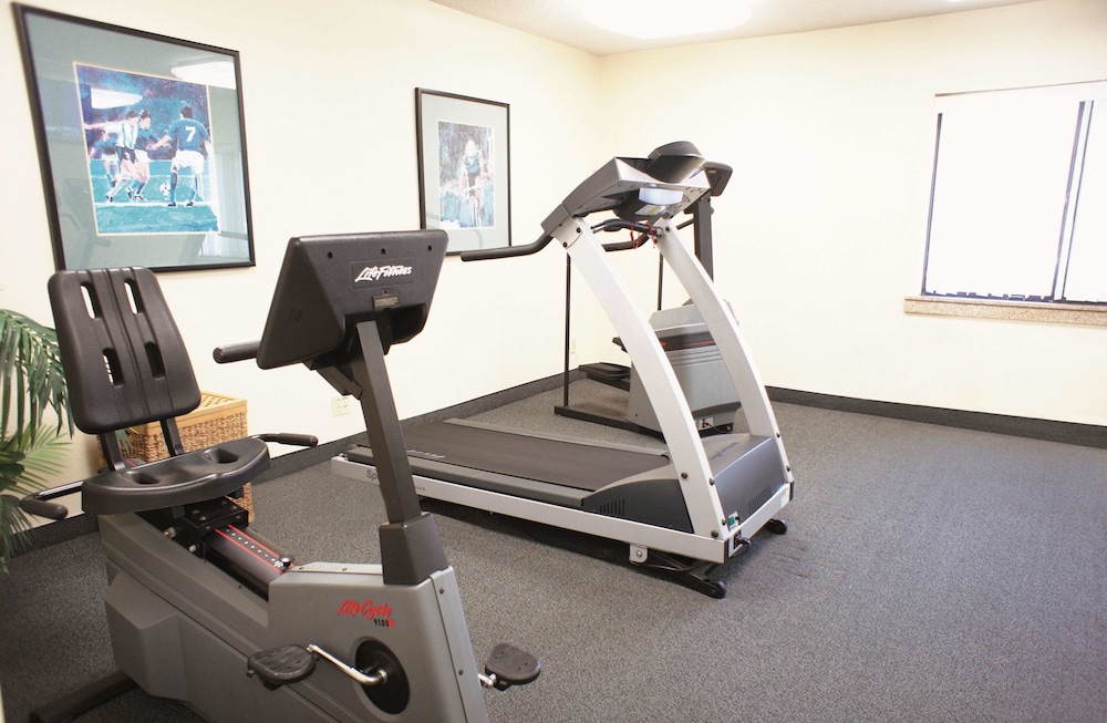 La Quinta Inn By Wyndham Indianapolis Airport Executive Drive 17/37