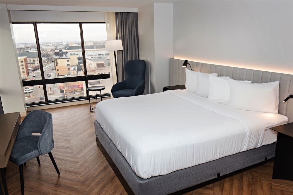 ROOM, KING BED