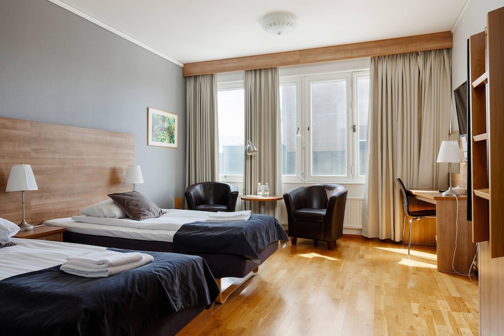 Family, Twin Beds, 2 Murphy Beds