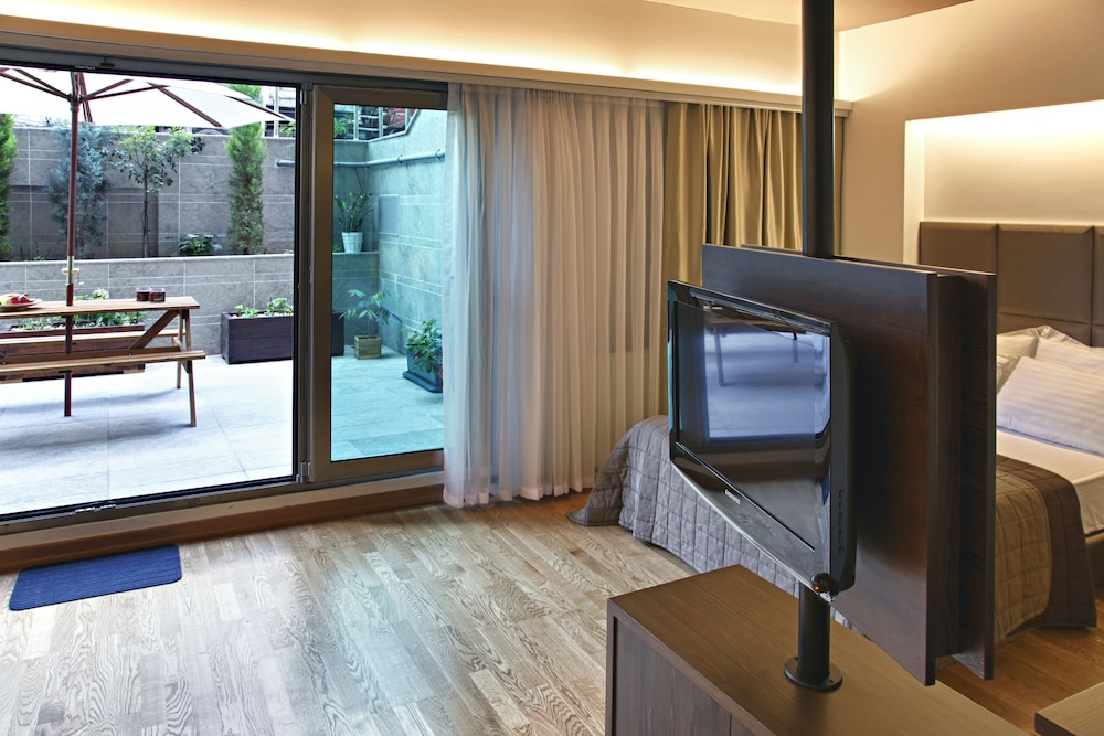CHAKRA SUITES 10/21