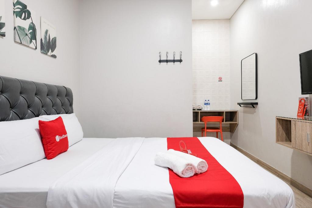 RedDoorz near Ciputra Golf Surabaya 9/50