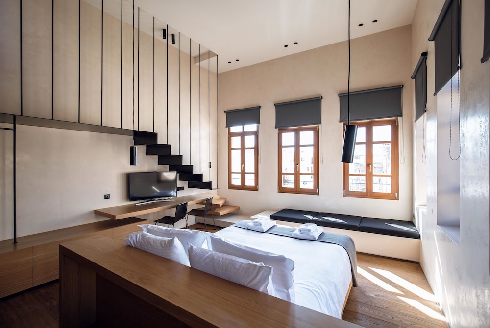 Monastery Estate House 18/47